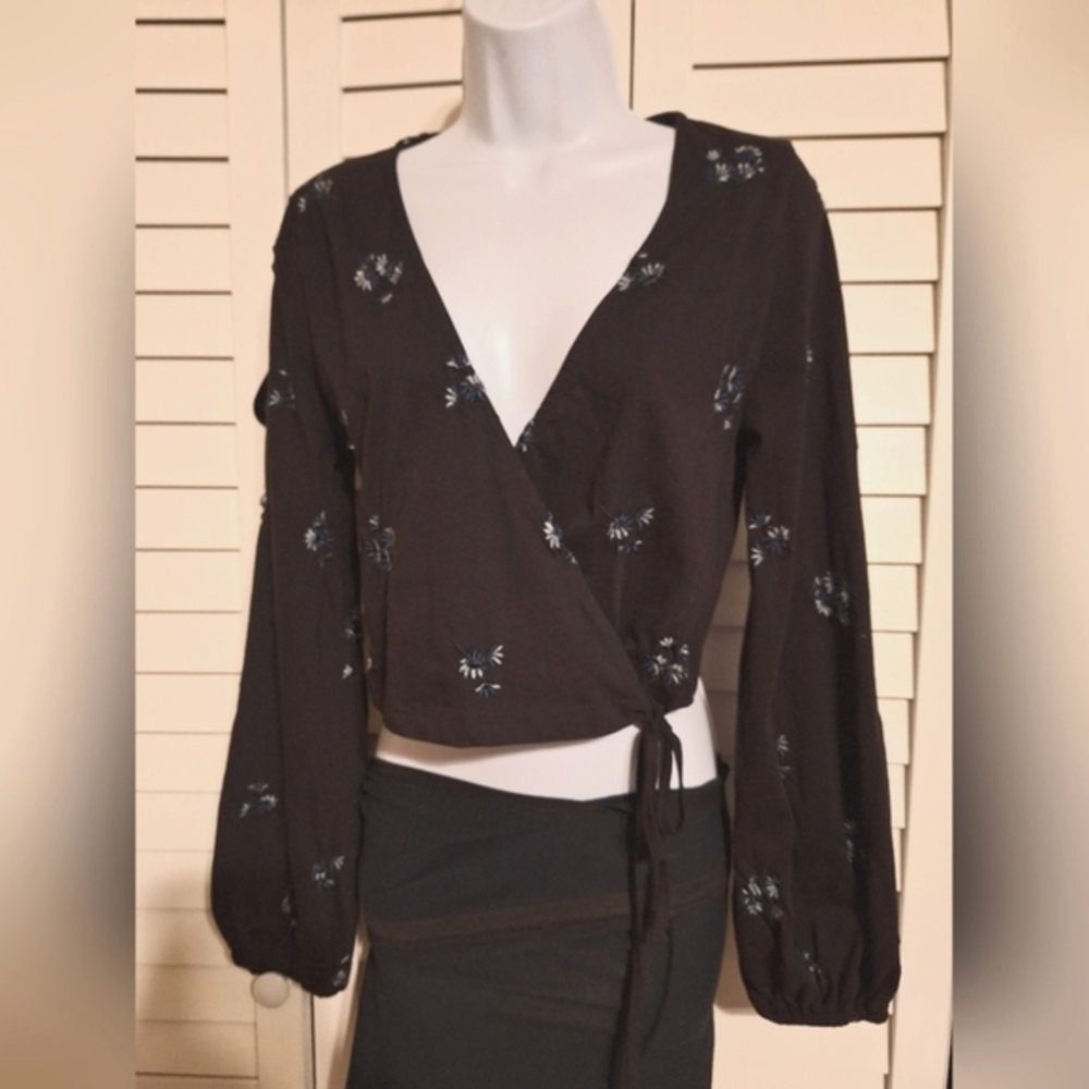 Asos navy blue floral embroidered wrap top w/ bell sleeve Sz 6 ptp 16"